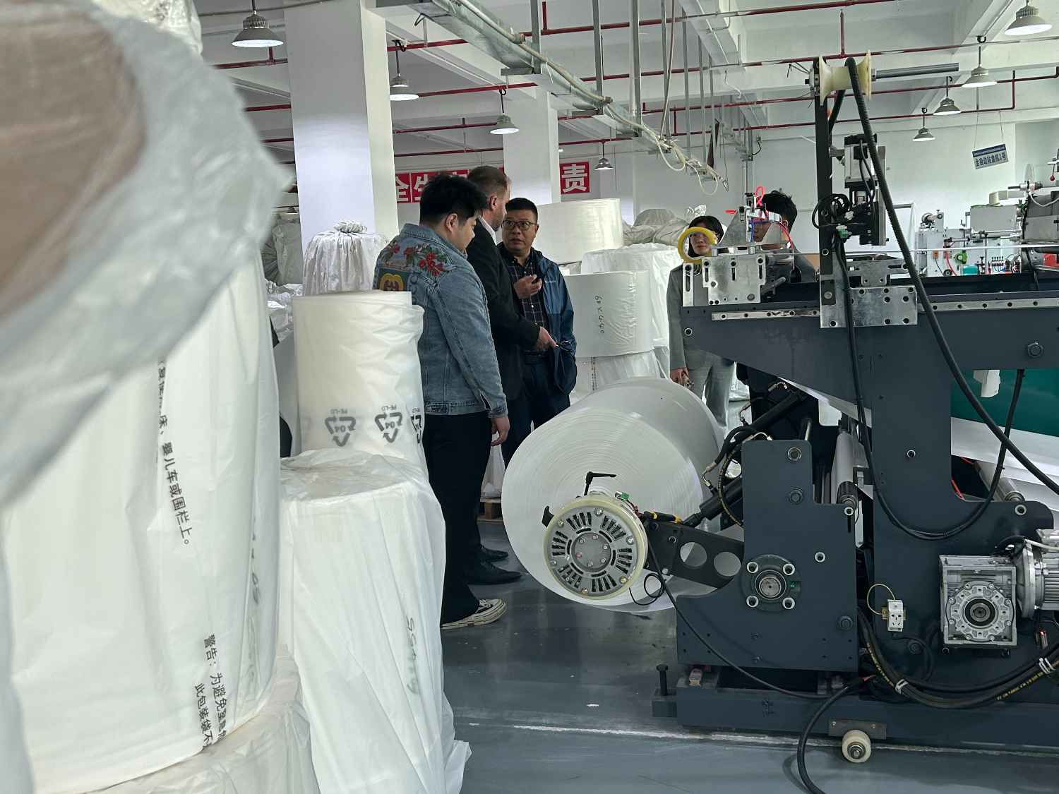 國際合作伙伴深度考察，共謀發(fā)展 —— 外國客戶訪問久信達科技生產(chǎn)車間(圖4)